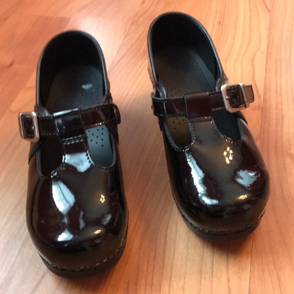 sanita patent leather clogs